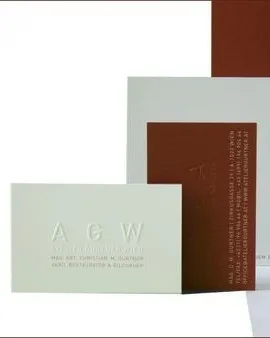 Geschäftsausstattung des Ateliers mit geprägtem AGW-Logo auf Karten