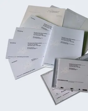 Konferenzunterlagen und CD der Berliner Konferenz in hellem Blau