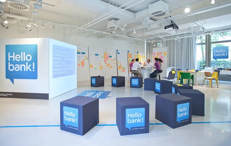 Ausgestatteter Workshop-Raum mit Hello bank Hockern und Moderationswänden