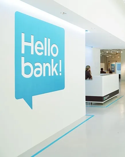 Eingangsbereich des Workshops mit Hello bank Logo an der Wand
