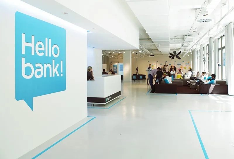Eingangsbereich des Workshops mit Hello bank Logo an der Wand
