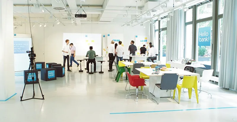 Workshop-Fläche mit Arbeitsgruppen und Kamera im hellen Raum