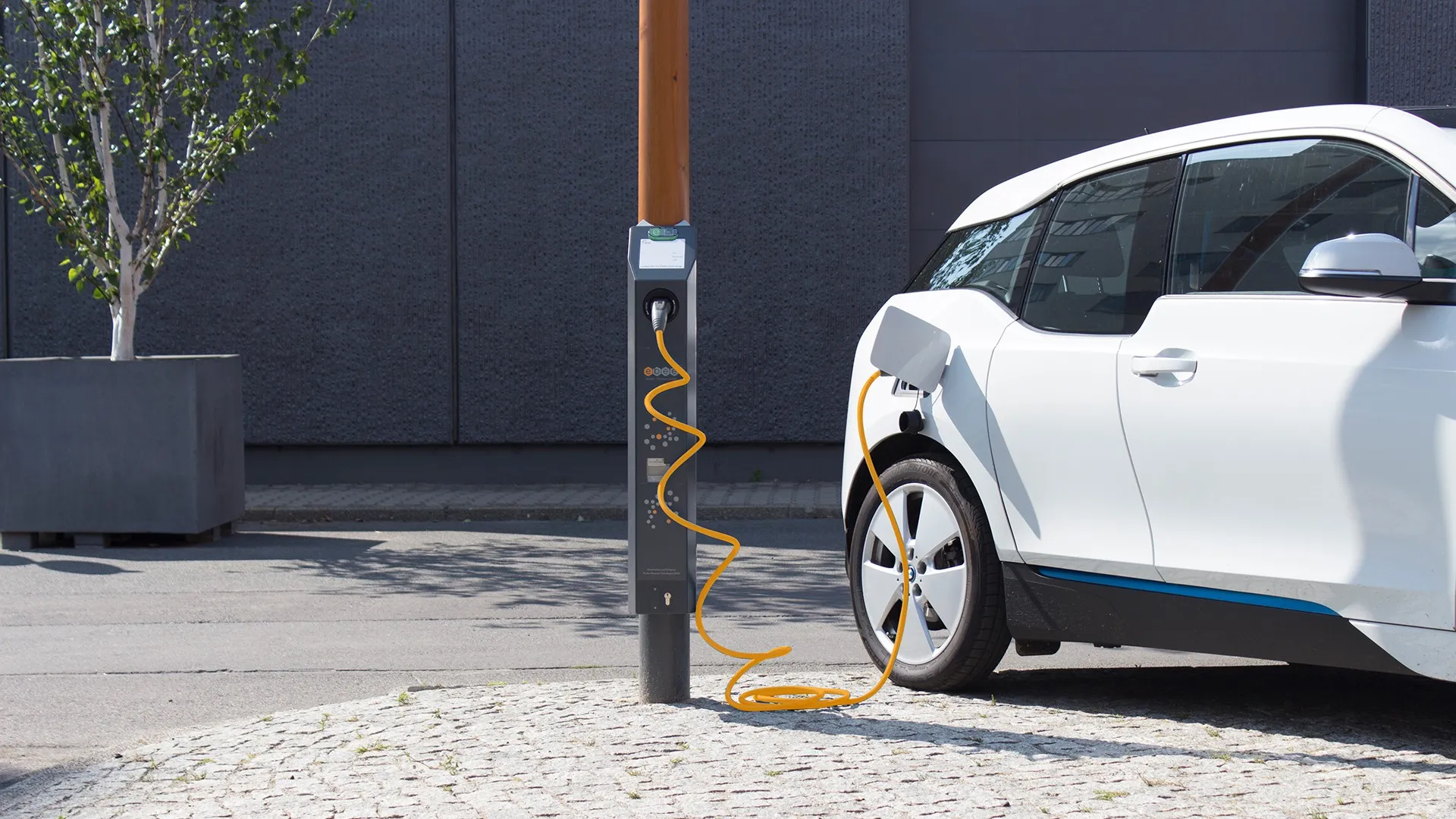 Ebee Smart Technologies GmbH: ebee Ladesäule für Elektrofahrzeuge