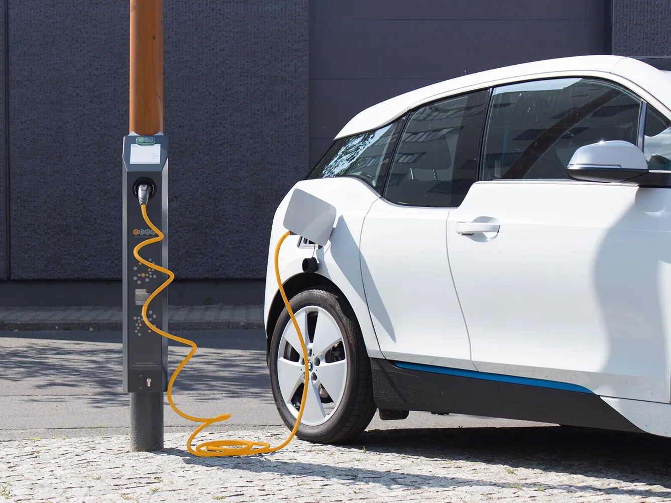 Ebee Smart Technologies GmbH: ebee Ladesäule für Elektrofahrzeuge