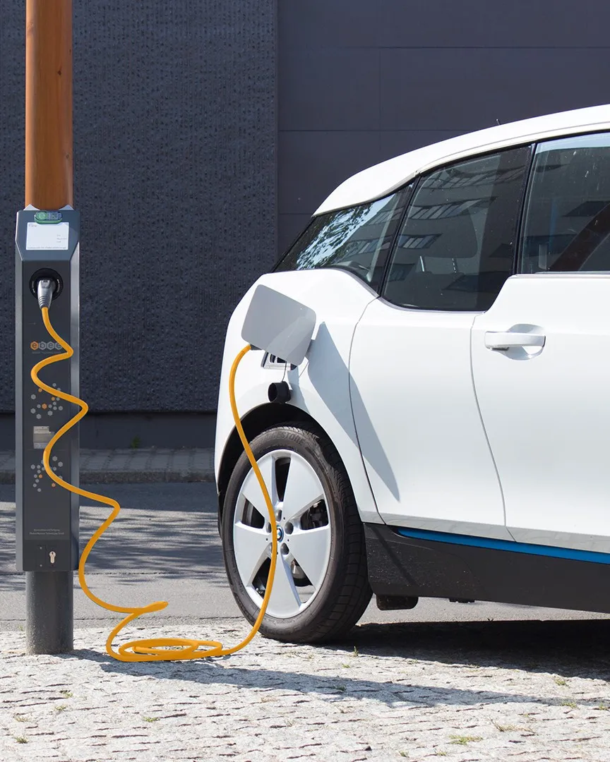 Ebee Smart Technologies GmbH: ebee Ladesäule für Elektrofahrzeuge