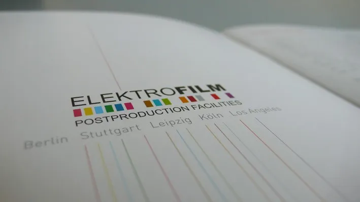 Elektrofilm Logo mit farbigen Linien auf weißem Papier
