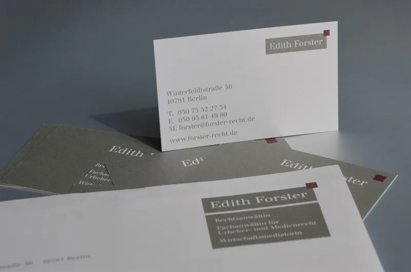 Visitenkarten und Briefbögen von Edith Forster in warmem Grau mit Quadrat