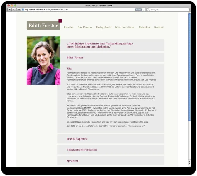 Website-Seite zur Person mit Porträt und aufklappbaren Überschriften
