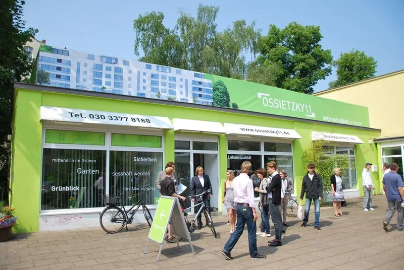 Maigrüner Showroom in der Ossietzkystraße von außen mit Besuchern
