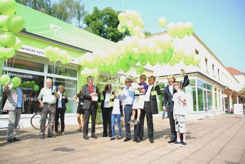 Eröffnung des Showrooms mit grünen Luftballons vor dem Gebäude