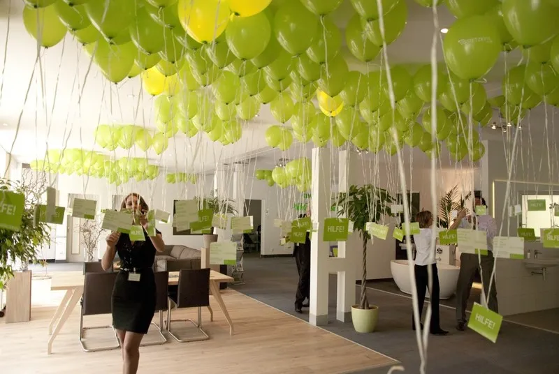 Innenraum des Showrooms mit grünen Luftballons unter der Decke