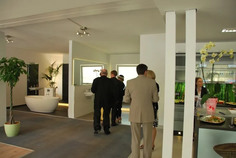 Kuratiertes Berliner Design im Showroom mit Besuchern