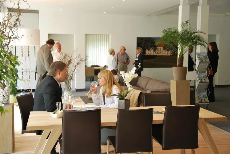 Sitzgruppe im Showroom, an der Besucher im Beratungsgespräch sitzen