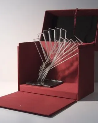 Geöffnete rote Box mit der Glastrophäe in Y-Form