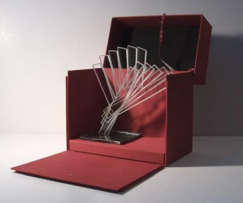 Geöffnete rote Box mit der Glastrophäe in Y-Form