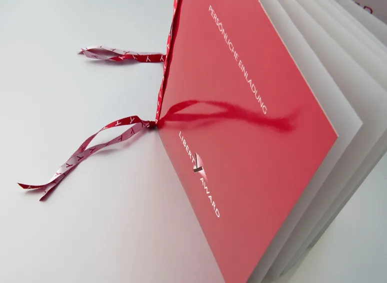 Rote Einladung mit Leporello-Falzung und bedrucktem Band