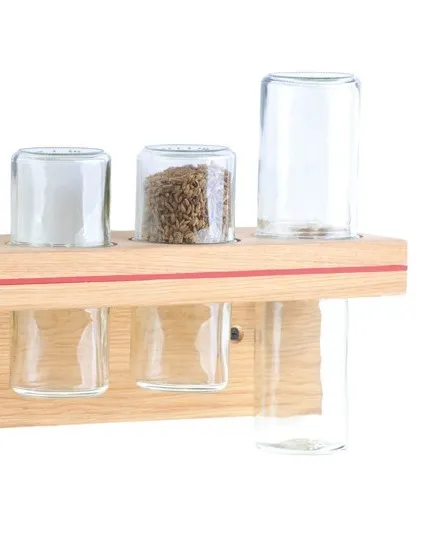 Gewürzboard spicebar aus Eiche mit gefüllten Gläsern vor weißem Grund