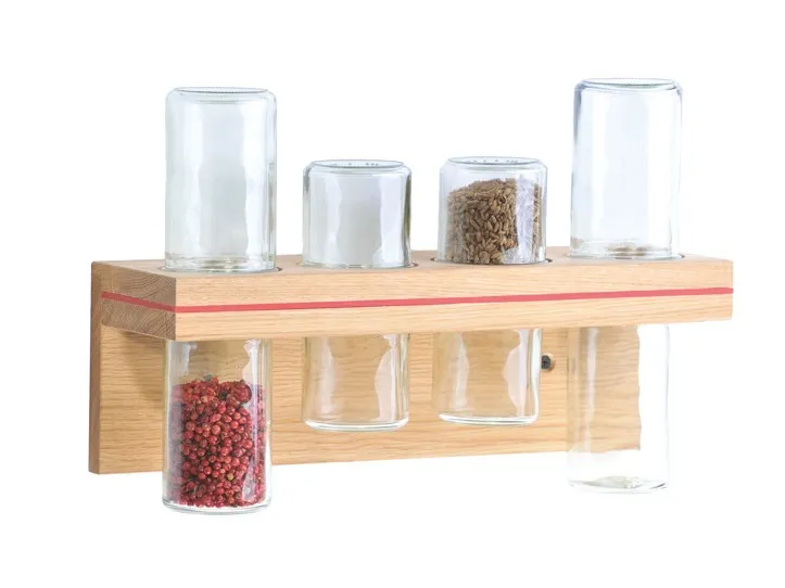 Gewürzboard spicebar aus Eiche mit gefüllten Gläsern vor weißem Grund