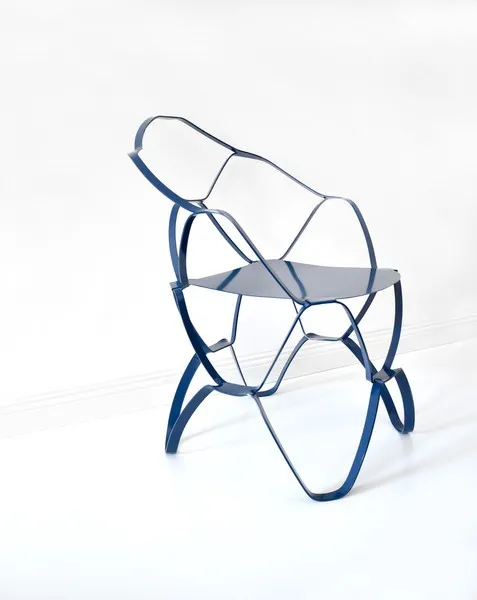 Louis Chair in Blau, gedehntes Stahlblech vor weißem Hintergrund