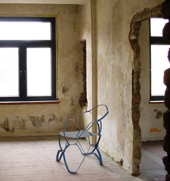 Louis Chair in einem unsanierten Raum mit Fenster