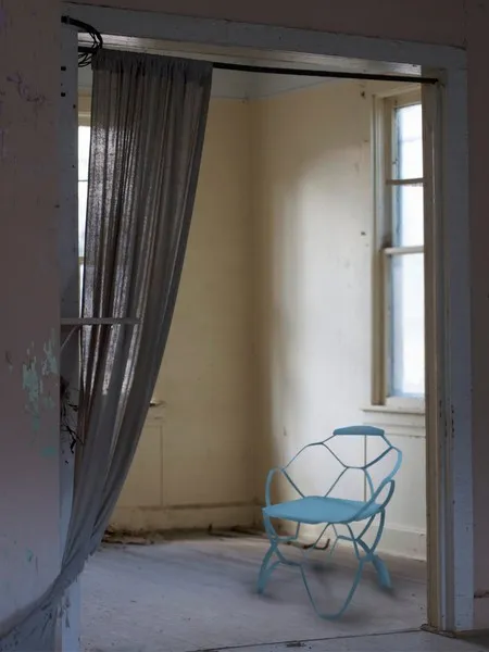 Türkisfarbener Louis Chair in einem Raum mit Vorhang