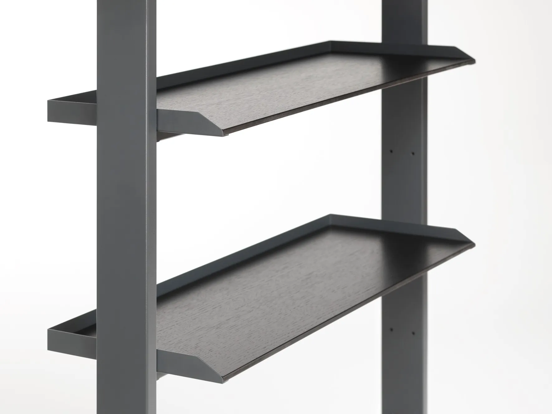Detailaufnahme dunkler SCALA Konsolen mit Einlegeböden in Eichenoptik