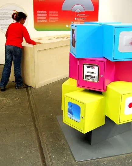 Kinder-Exponat: verschachtelter Turm aus bunten Kisten in der Ausstellung