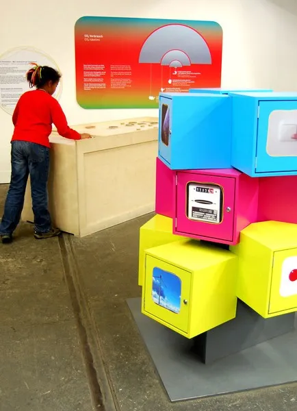 Kinder-Exponat: verschachtelter Turm aus bunten Kisten in der Ausstellung