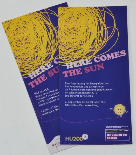 Flyer der Ausstellung Here Comes The Sun mit gelber Sonne
