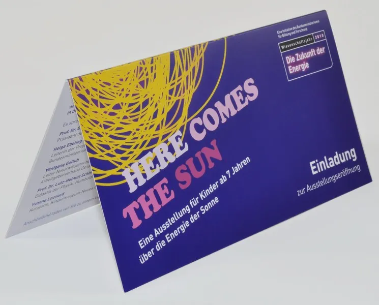 Einladungskarte der Ausstellung mit Sonnen-Key-Visual auf blauem Grund