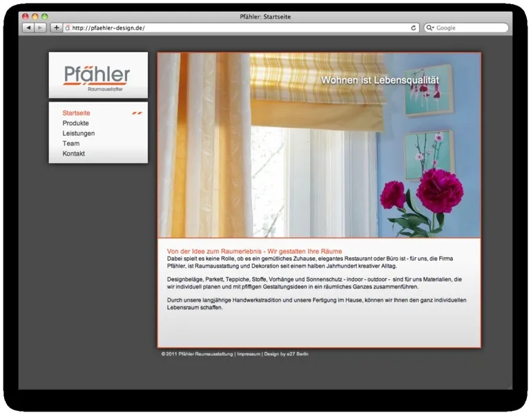Startseite der Pfähler Website in Grau mit orangefarbenem Band