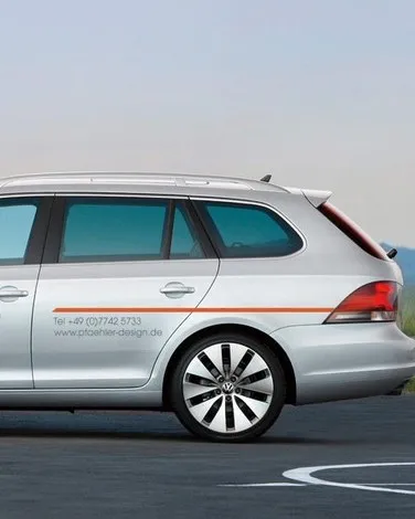 Firmenwagen mit Pfähler Logo und orangefarbenem Band