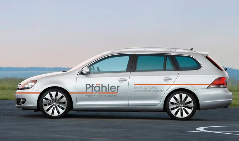 Firmenwagen mit Pfähler Logo und orangefarbenem Band