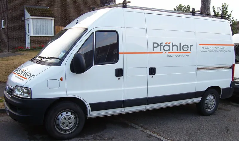 Weißer Transporter mit Pfähler Logo und orangefarbener Fahrzeugbeschriftung