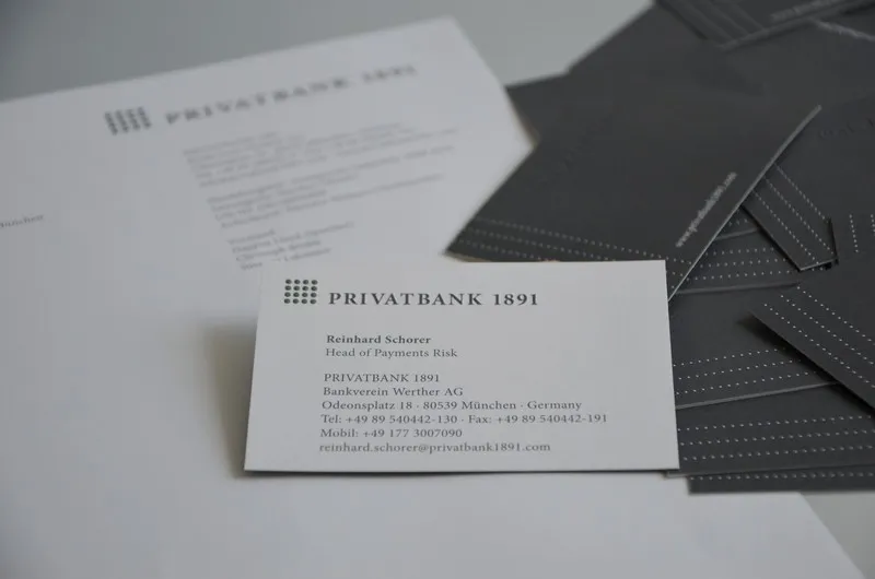 Visitenkarten und Briefpapier der Privatbank 1891 auf grauem Karton