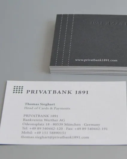 Stapel grauer Visitenkarten mit Punktlinien der Privatbank 1891