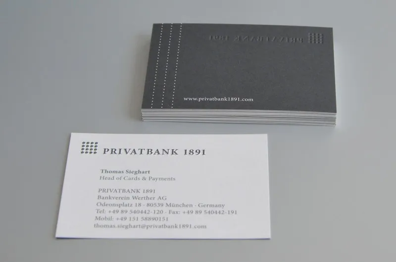 Stapel grauer Visitenkarten mit Punktlinien der Privatbank 1891