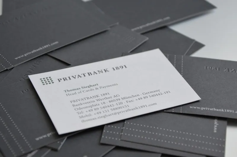 Verstreute Visitenkarten der Privatbank 1891 mit Logo und Punktlinien