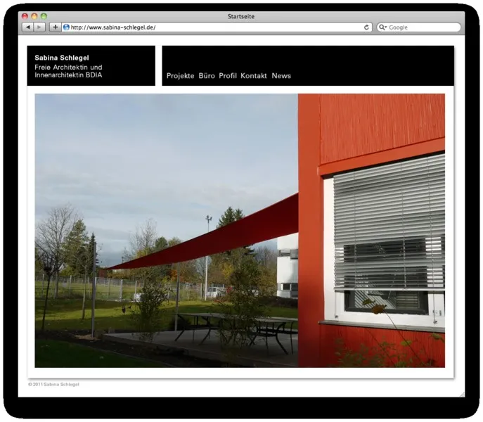 Startseite der Website mit großem Architekturfoto unter dem Logo-Kopf