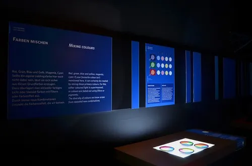 Blaue Wandtafeln zum Farbenmischen und beleuchteter Experimentiertisch