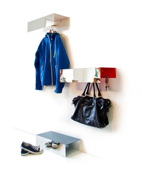 Spiegelmax Garderoben an der Wand mit Jacke, Tasche und Schuhen