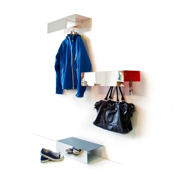 Spiegelmax Garderoben an der Wand mit Jacke, Tasche und Schuhen