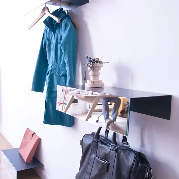 Spiegelmax Oberteil mit Mantel, Bügeln und Taschen an der Wand