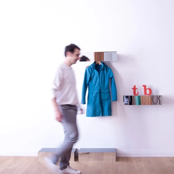Mann geht an Spiegelmax Garderobe im Flur vorbei
