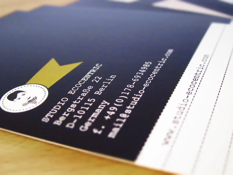 Visitenkarte von Studio Ecocentric mit Logo und Fahne auf dunklem Grund