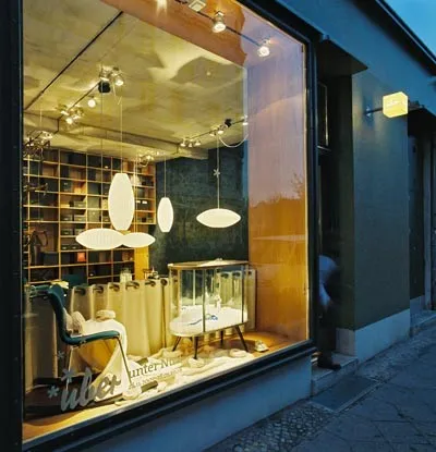 Beleuchtetes Schaufenster des über Stores mit Leuchten und Vitrine