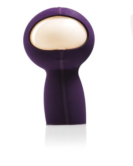 Violette MiM Tischleuchte frontal vor weißem Hintergrund