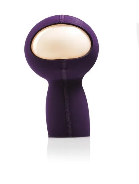 Violette MiM Tischleuchte frontal vor weißem Hintergrund
